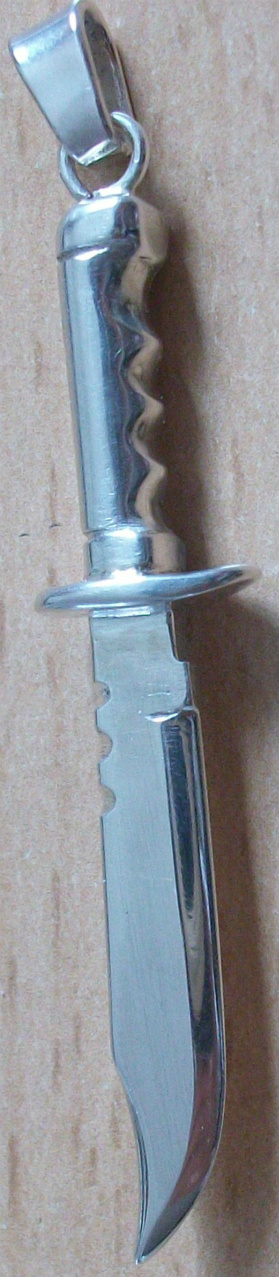 43) Pendentif argent massif
couteau de chasse
4 cm 110 euros