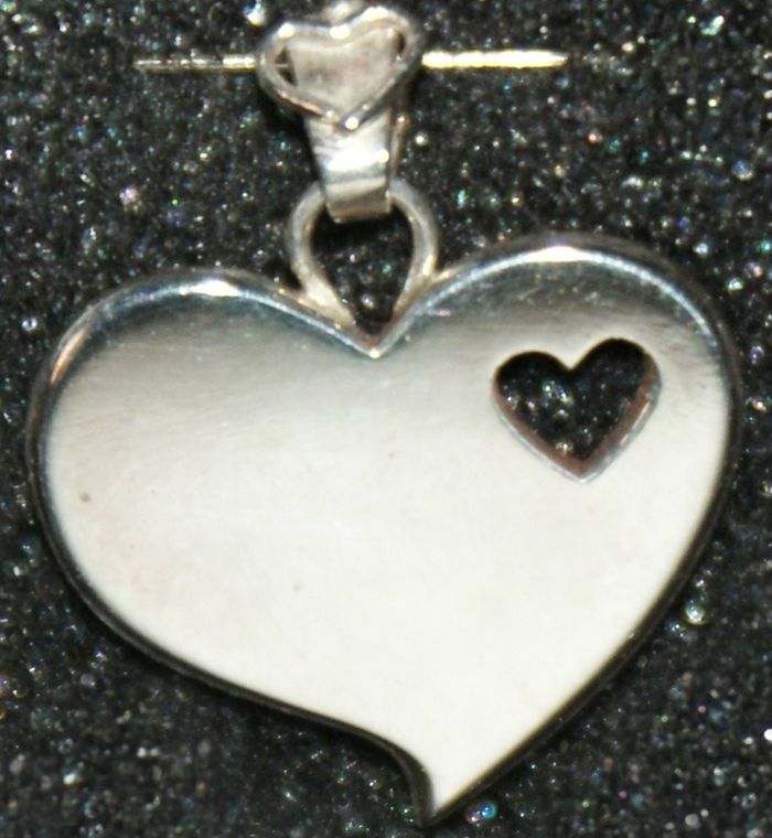 19) Pendentif
argent massif 
coeur plein avec petit coeur troué et un mini coeur sur bélière
50 euros