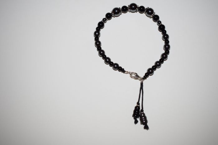 b12) Bracelet véritable pierres
hématite, onyx, perles de verre  fermoir argent massif,  2 décos
 48 euros
