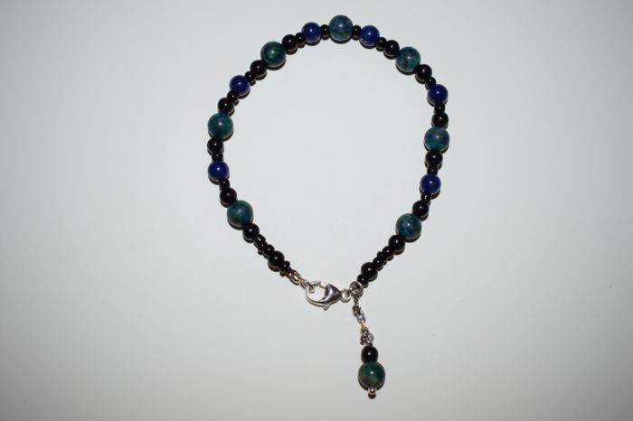 b15) Bracelet véritable pierres
lapis lazulis, chrysocolles, obsidiennes, pierres de verre, fermoir argent massif 
1 déco
 46 euros

