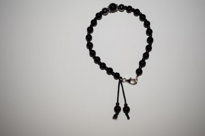 b18) Bracelet véritable pierres
obsidiennes, hématites,onyx, perles de verre
fermoir argent massif 2 décos
 48 euros
