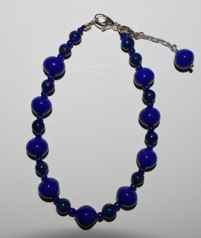 b19 A) bracelet véritable pierre de Murano, lapis lazuli et argent massif
cordon coton ou polyester nylon
50 euros